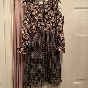 Lovely contrasted prints dress , cold shoulders.